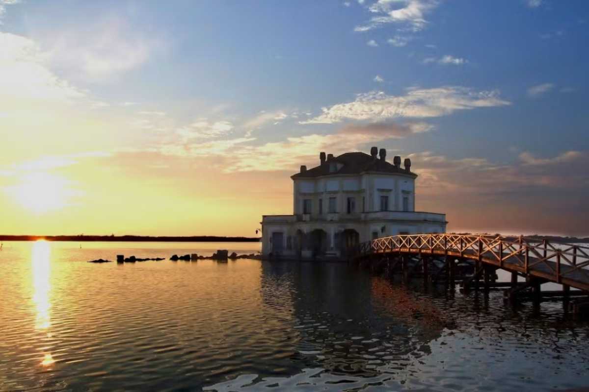 Casina Vanvitelliana fotografata dalla riva del Lago Fusaro durante il tramonto