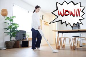 donna con aspirapolvere in casa e nuvoletta con scritta wow