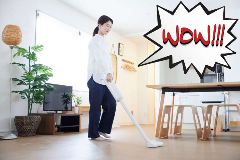 donna con aspirapolvere in casa e nuvoletta con scritta wow