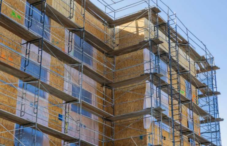 ponteggi fuori da un palazzo