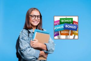 adolescente felice con lo zaino sulle spalle e i libri in mano