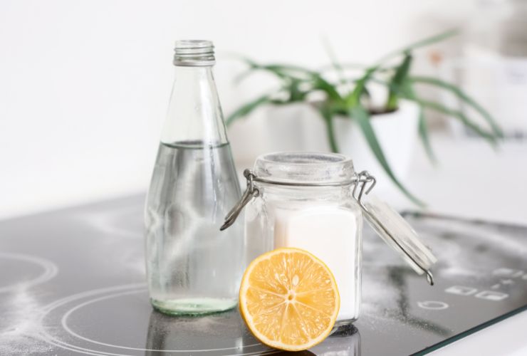 aceto e bicarbonato con fettina di limone in cucina