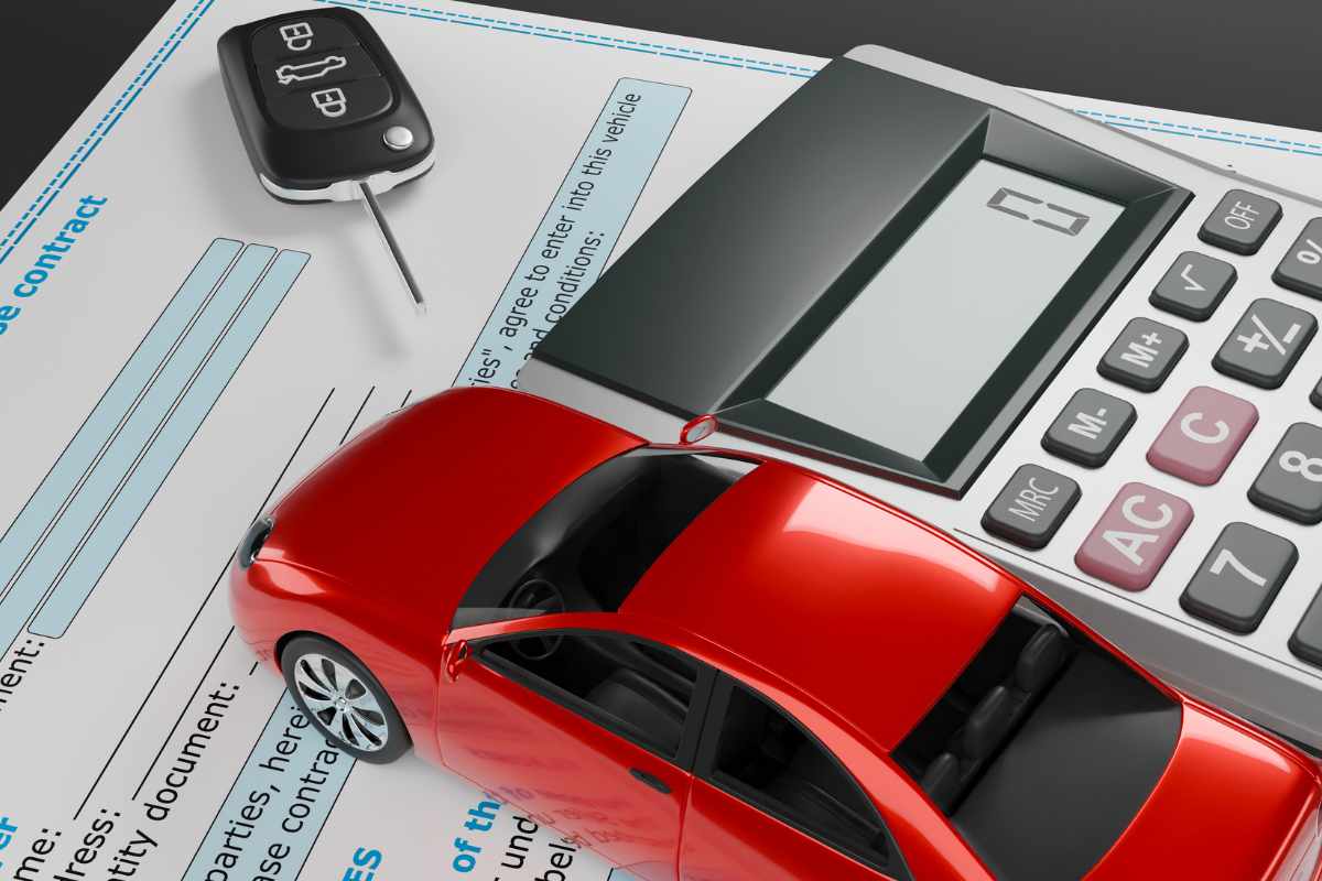 macchina, chiavi e calcolatrice