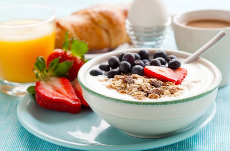 ciotola con yogurt, frutta e cereali 