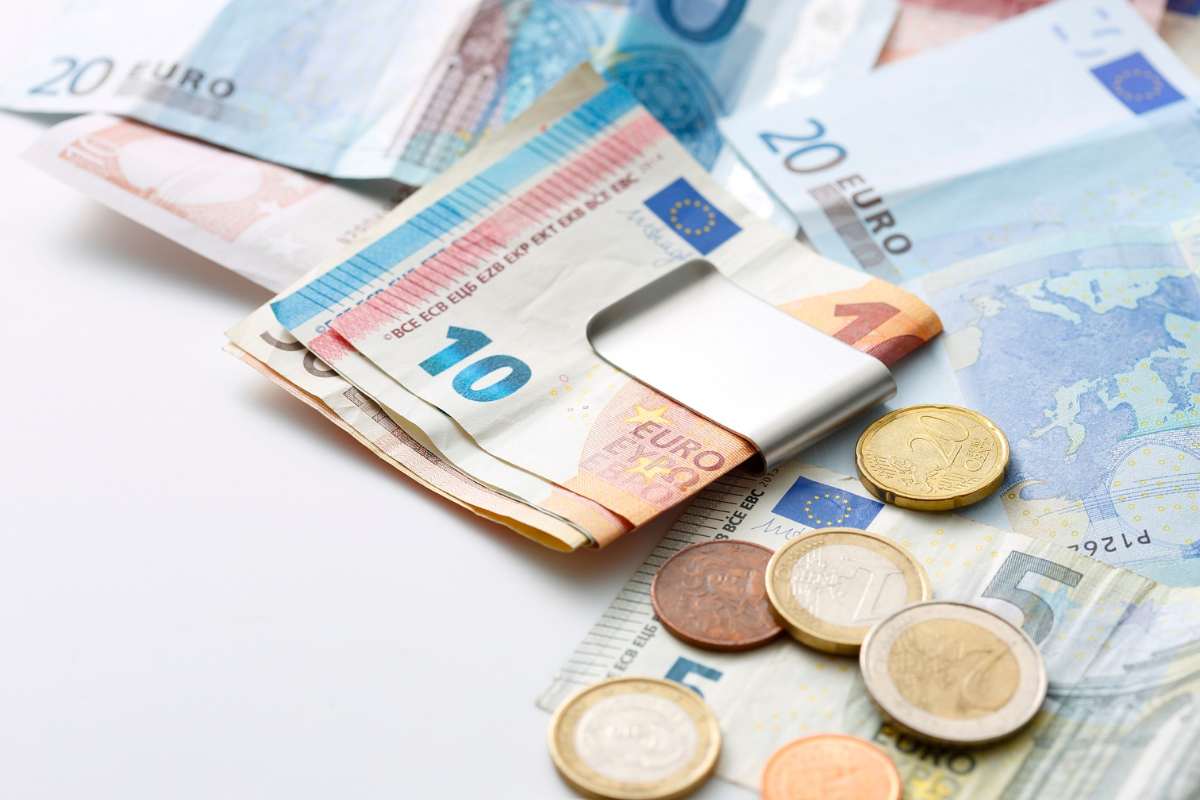 banconote e monete da pochi euro