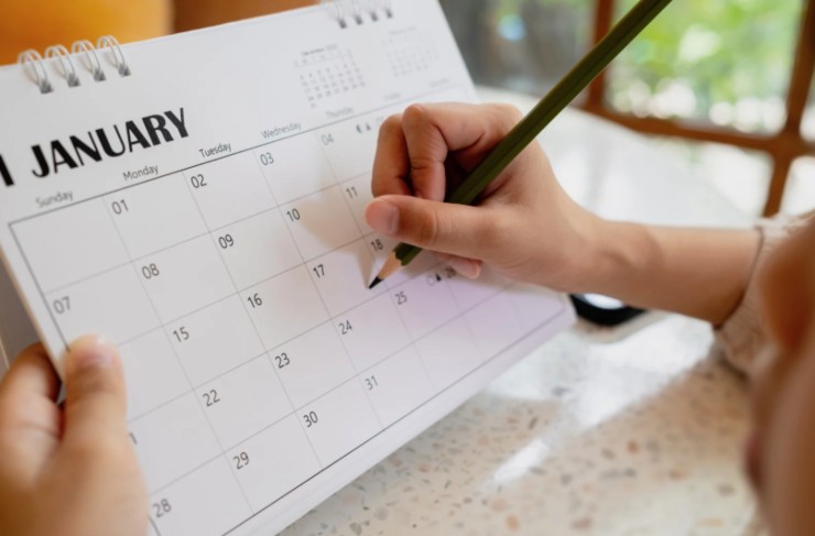 donna che segna una data sul calendario