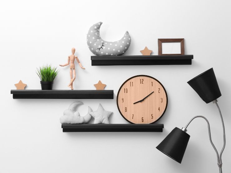 mensole attaccate alla parete con vari oggetti sopra