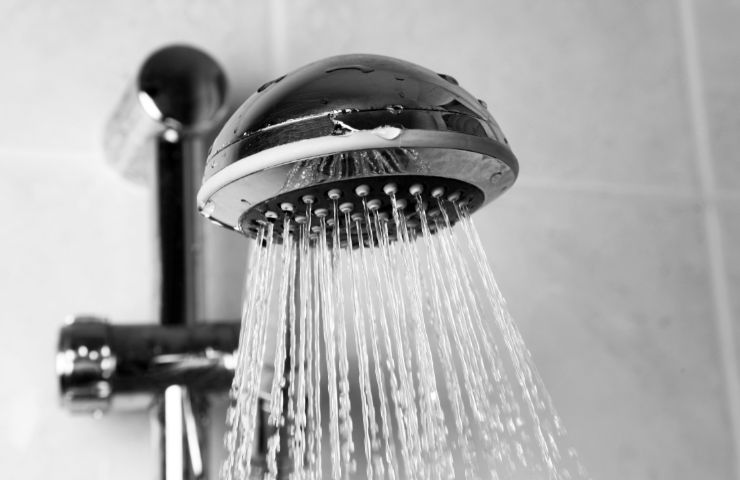 doccia con getto d'acqua aperto