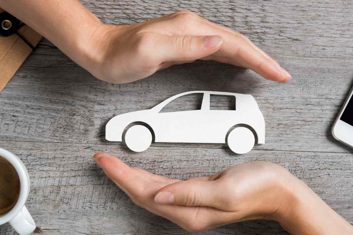 macchina tra due mani 