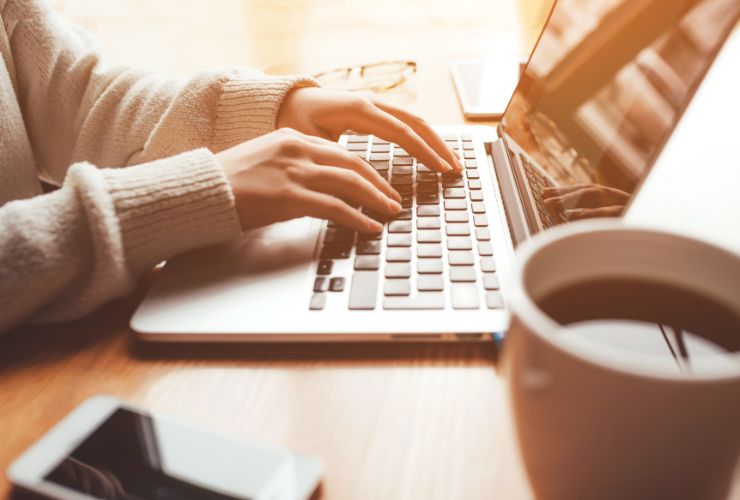 donna che lavora al pc 