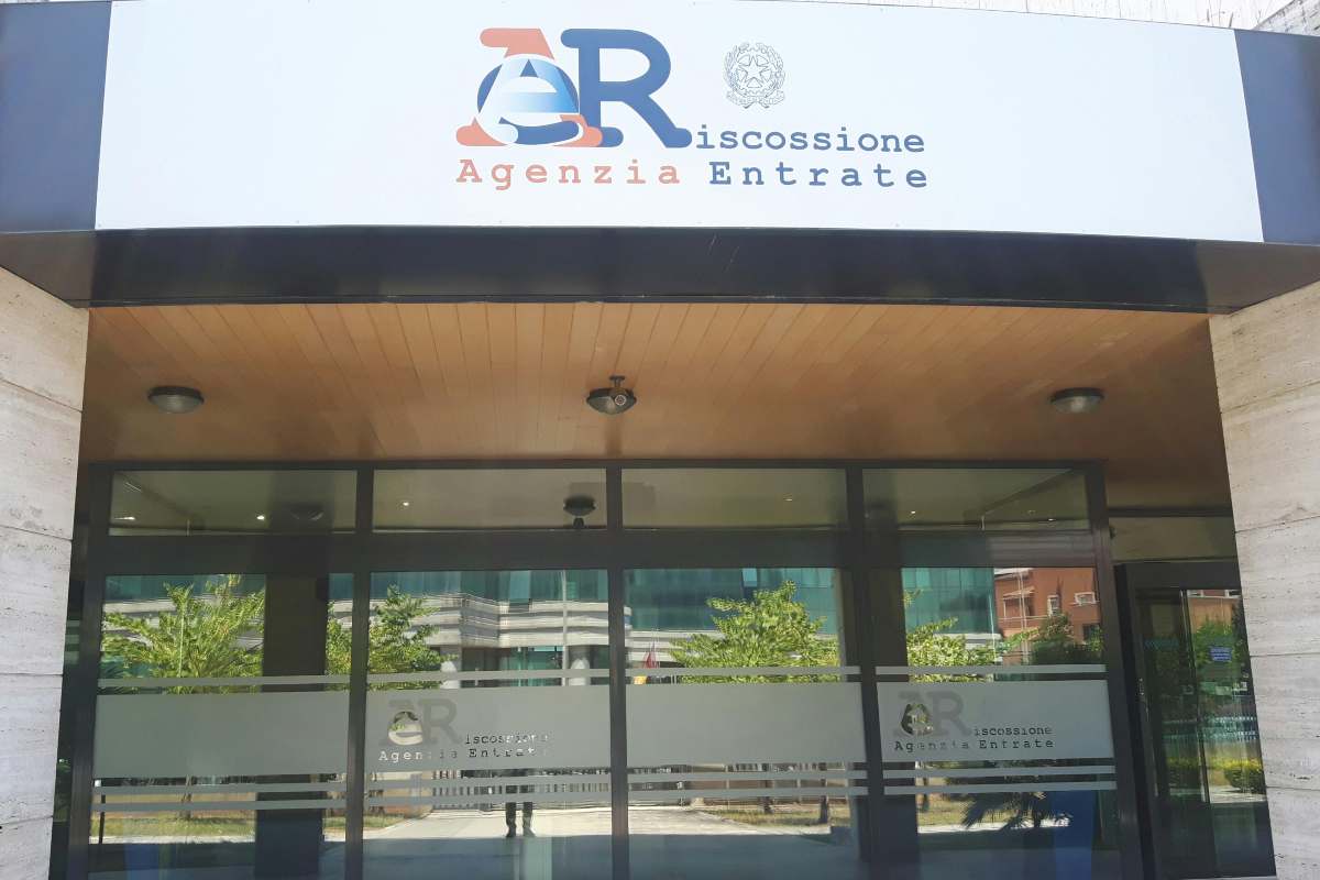 entrata di un ufficio dell'agenzia delle entrate