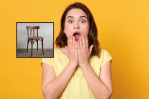 donna stupita con bocca aperta e nel riquadro una sedia