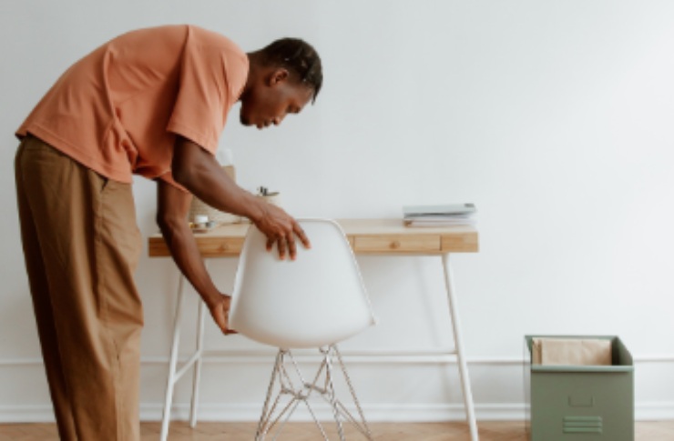 ragazzo che rimette a posto una sedia