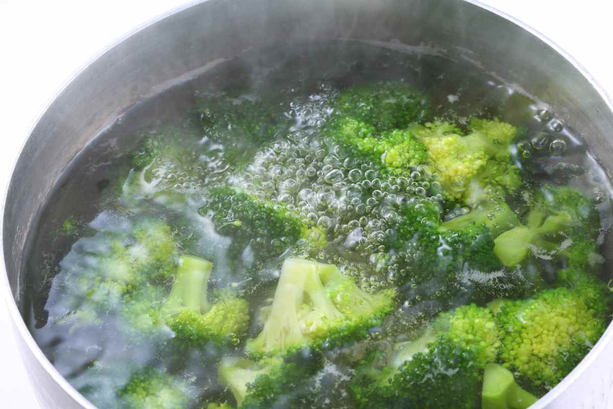 broccoli in pentola con acqua che bolle