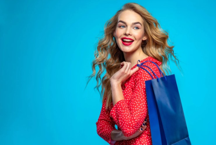 donna sorridente con una borsa da shopping