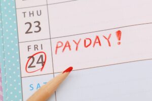 calendario con cerchio rosso su 24 e scritta stipendio