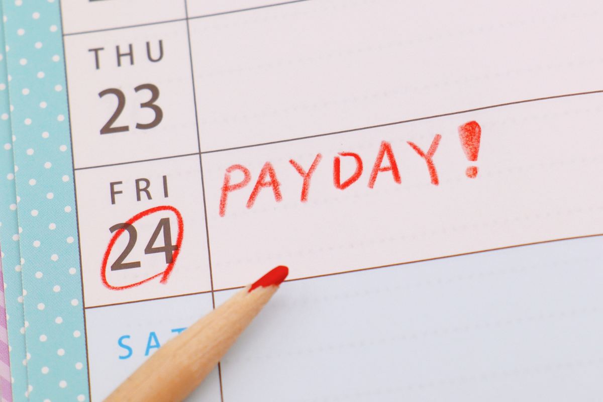 calendario con cerchio rosso su 24 e scritta stipendio